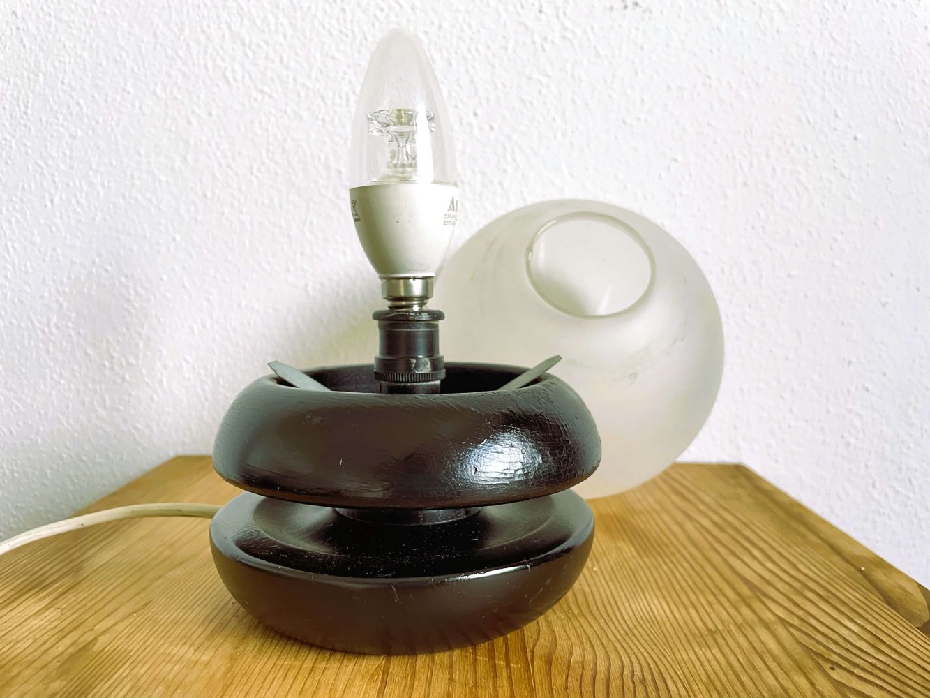 Black wooden bedside table lamp