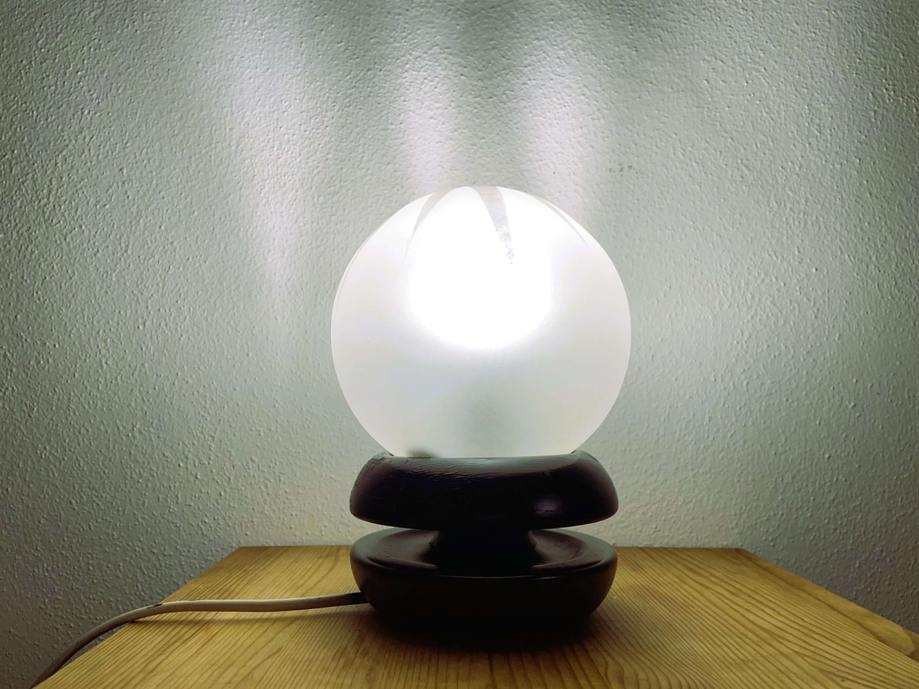 Black wooden bedside table lamp