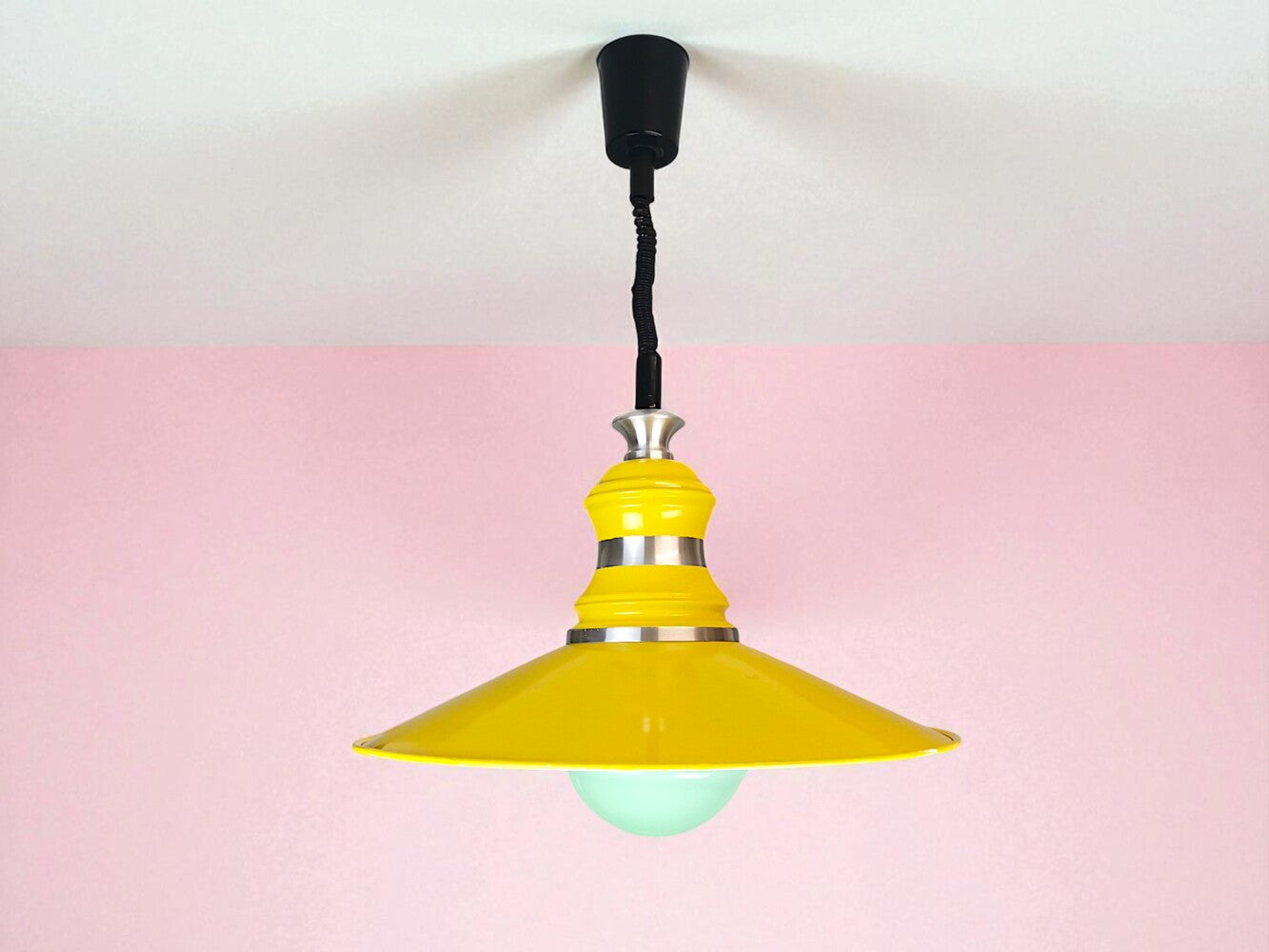 Retractable kitchen light