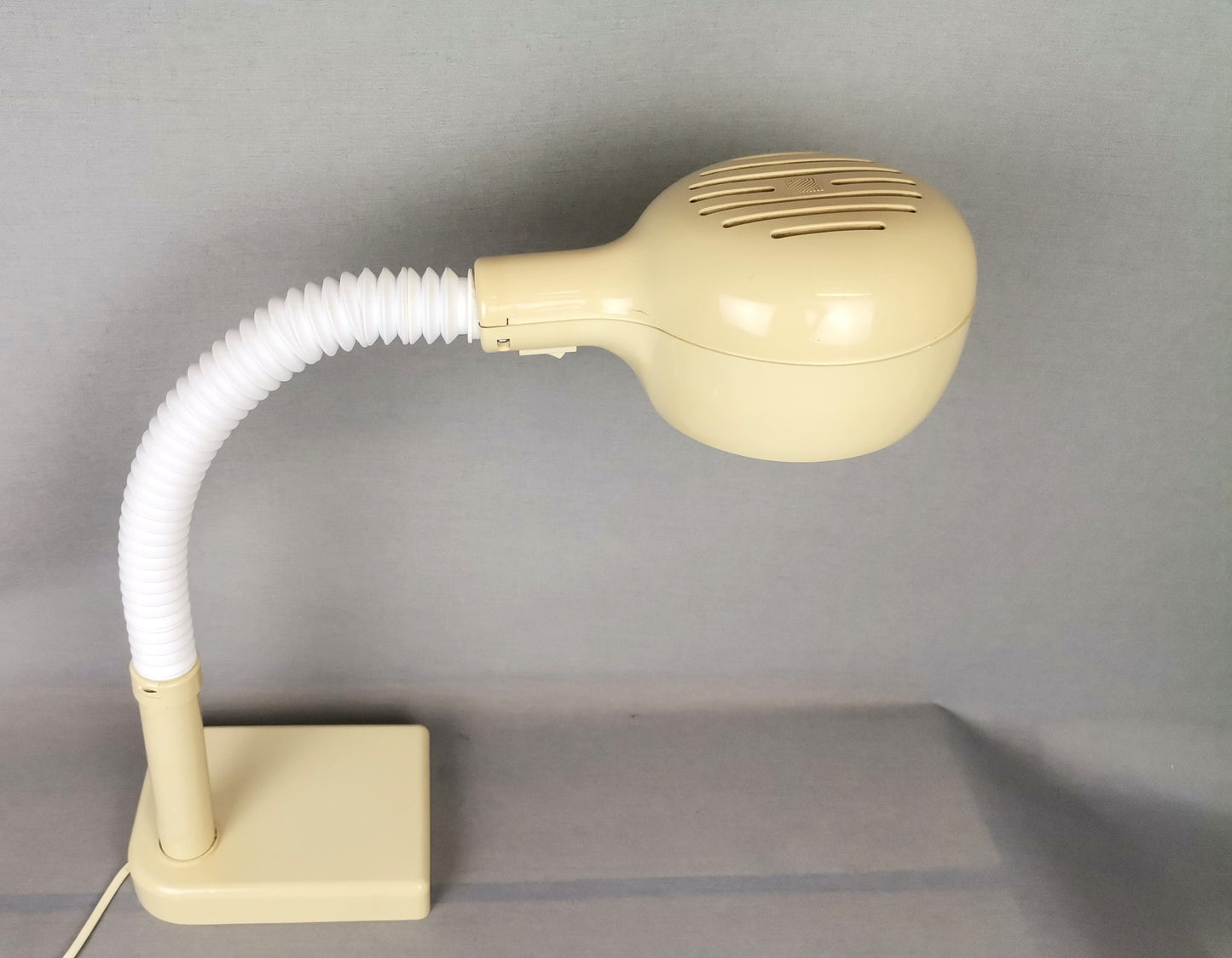 Gooseneck desk lamp