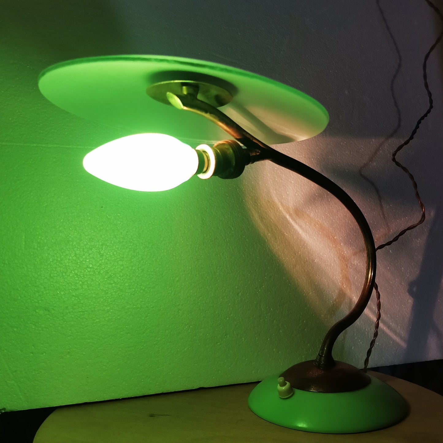 Unique modernst Space Age green metal and glass table arc lamp
