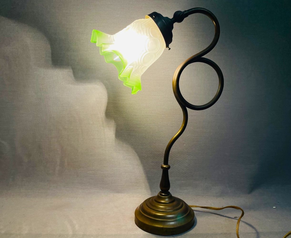 Flared glass tulip table lamp