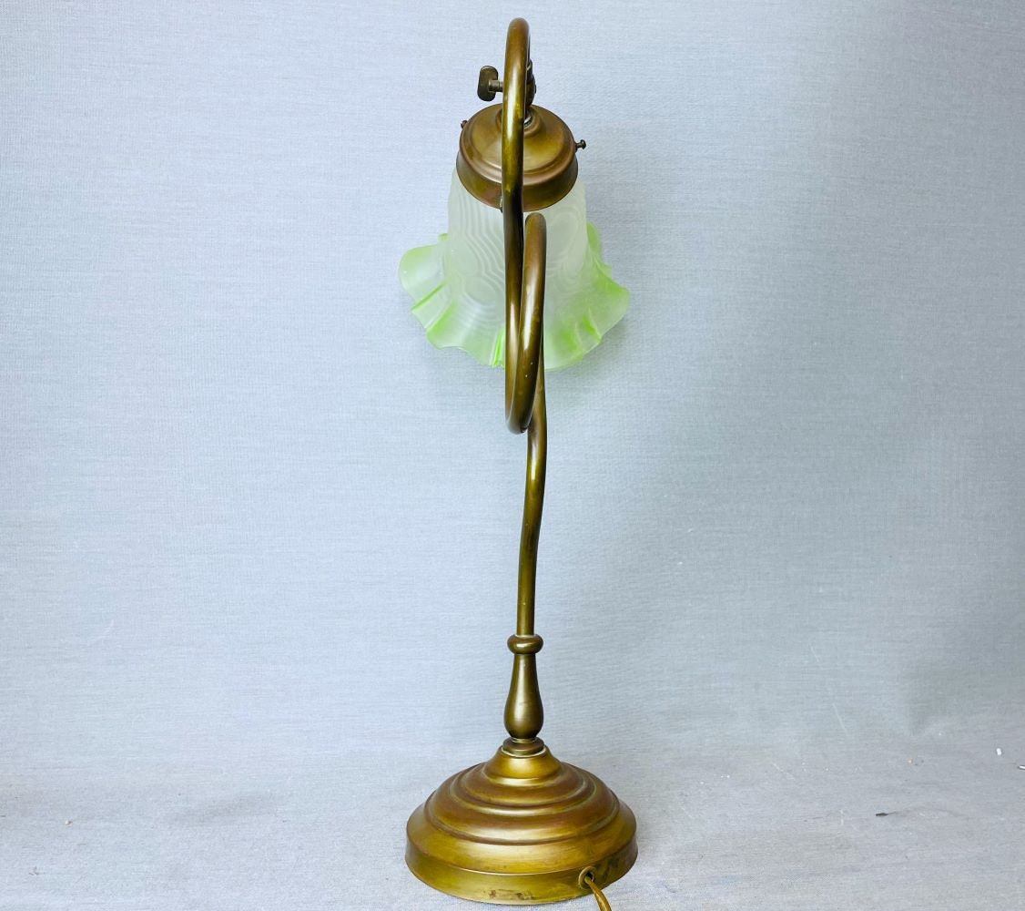 Flared glass tulip table lamp
