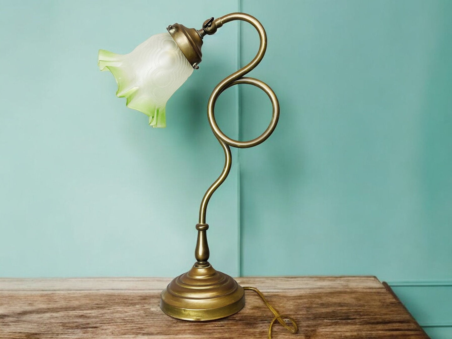 Flared glass tulip table lamp