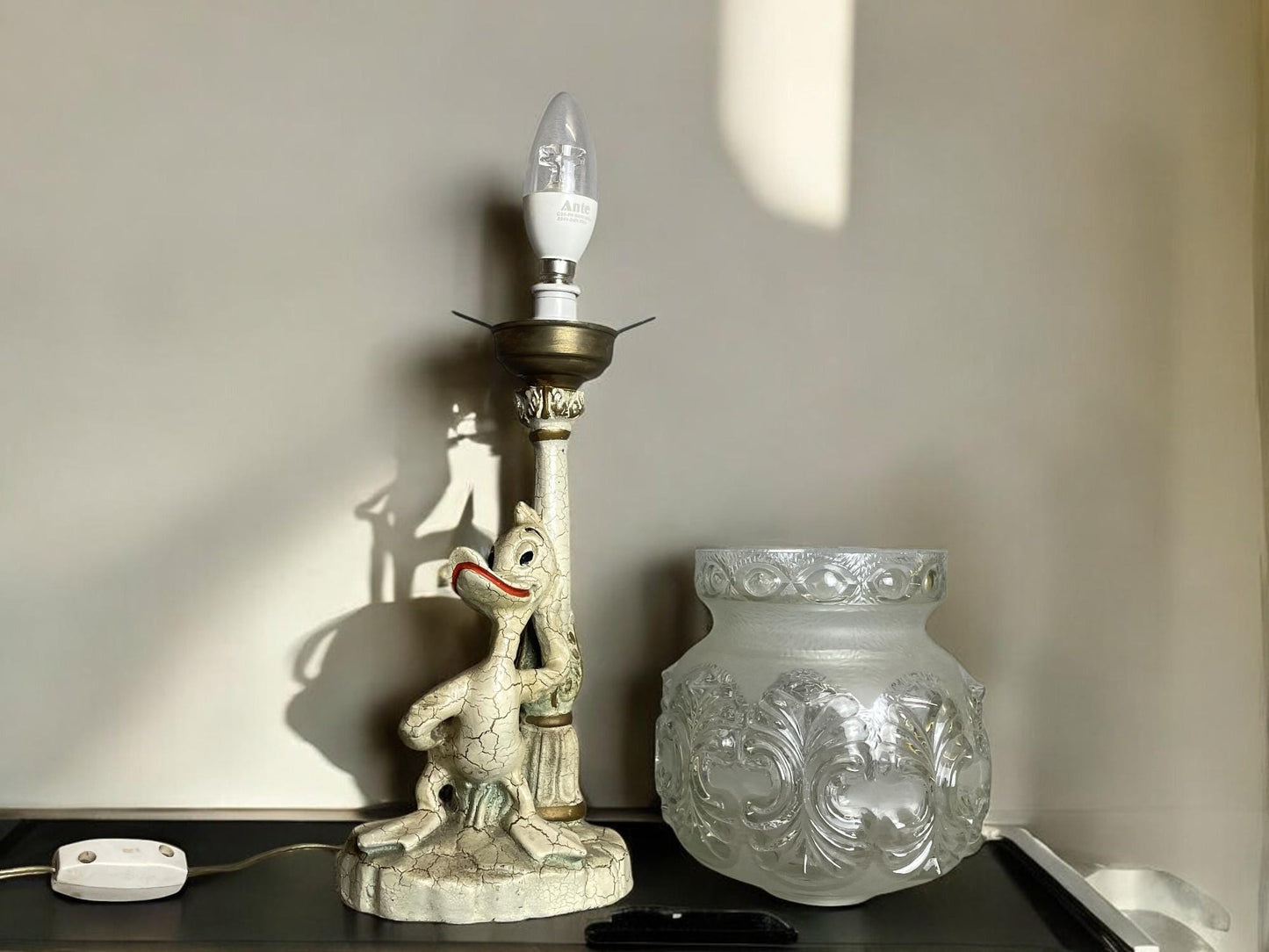 Ceramic Donald Duck nursery table lamp