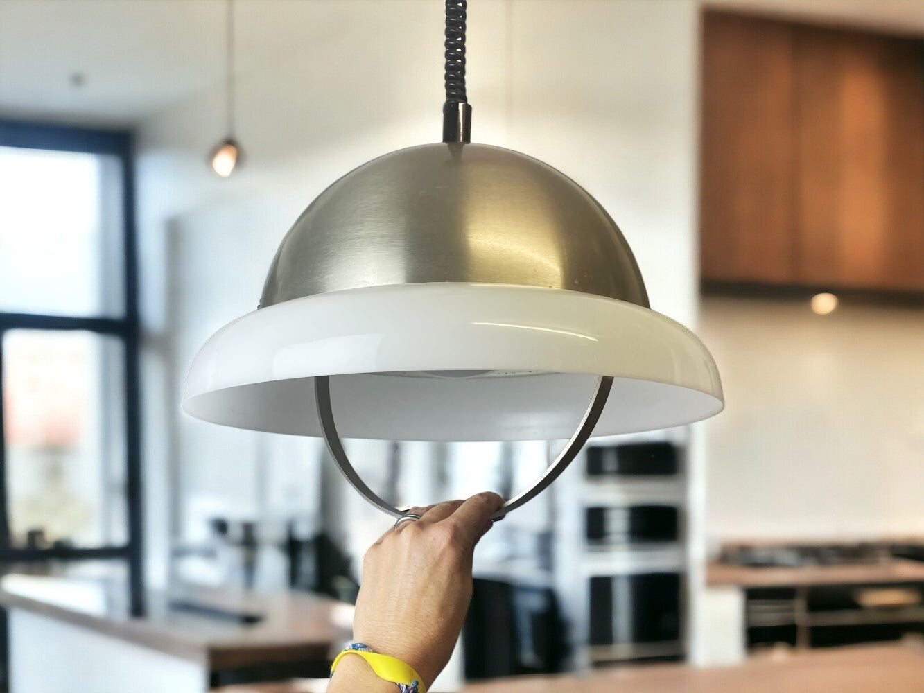 Retractable kitchen pendant light