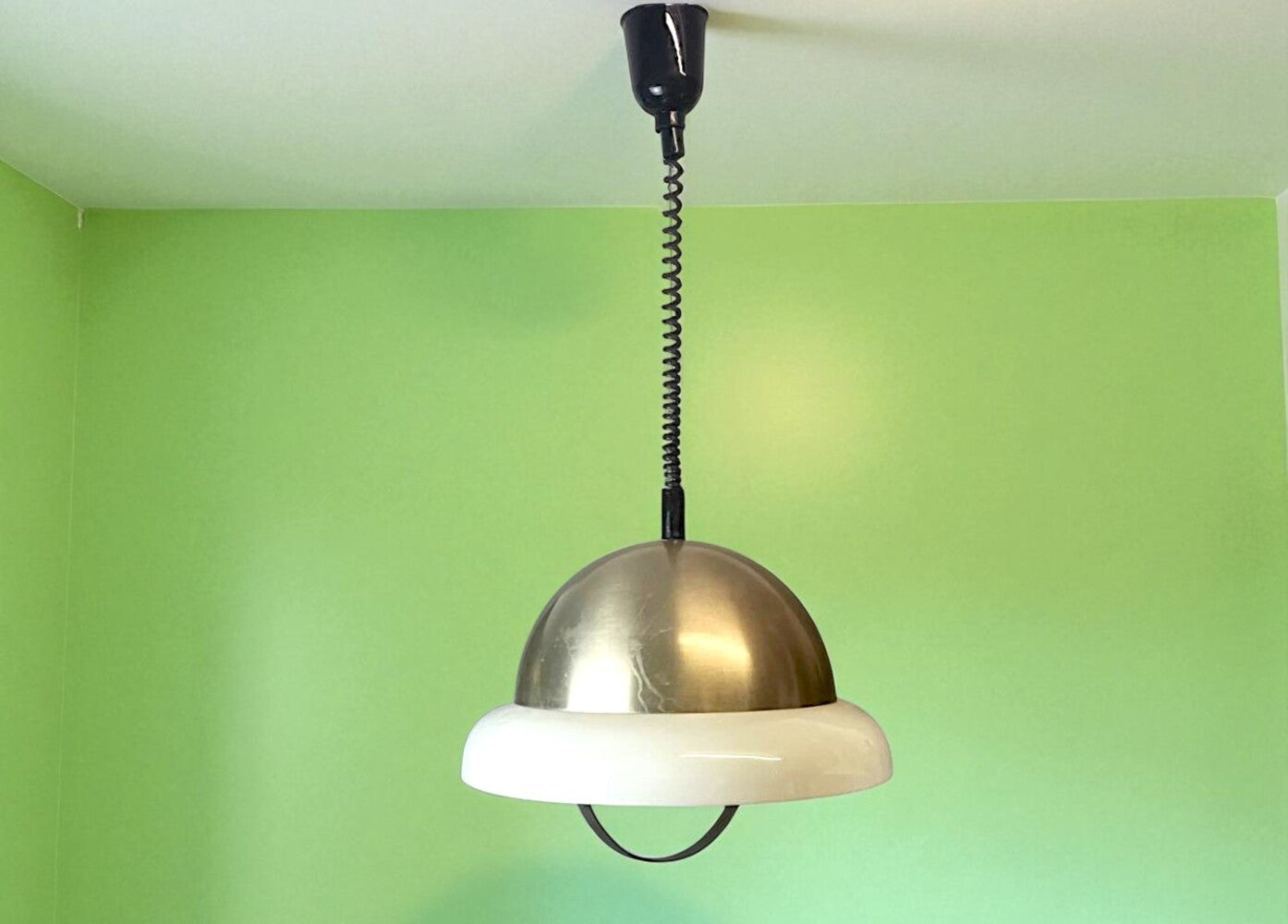 Retractable kitchen pendant light