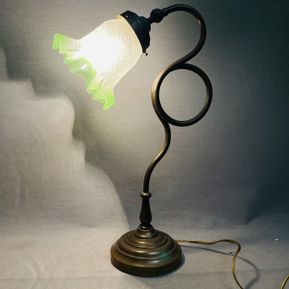 Flared glass tulip table lamp