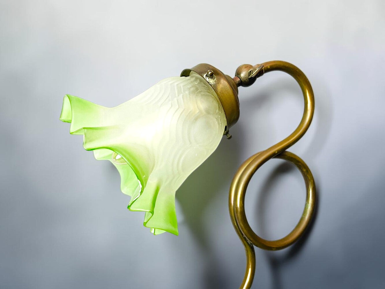 Flared glass tulip table lamp