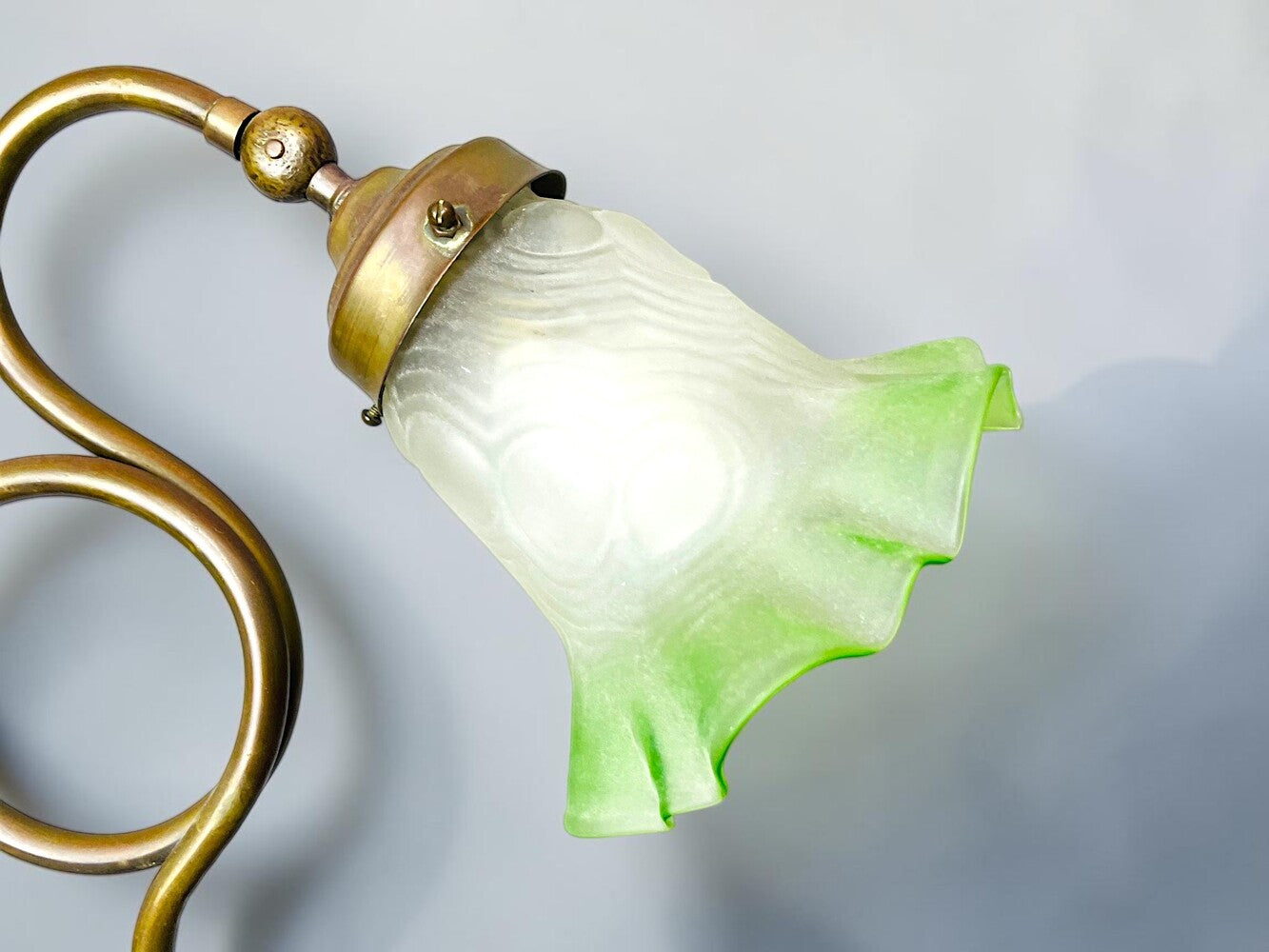 Flared glass tulip table lamp