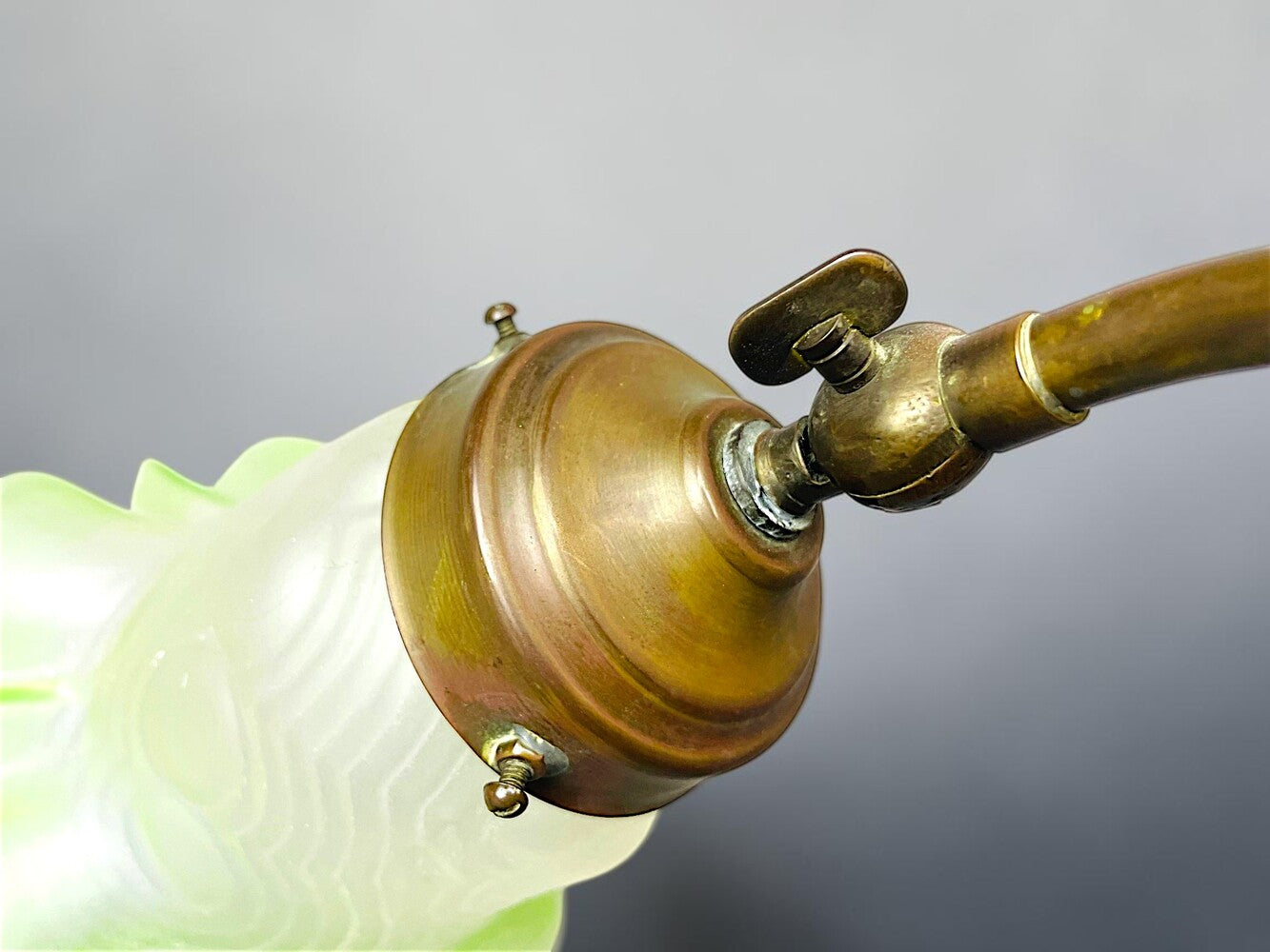 Flared glass tulip table lamp